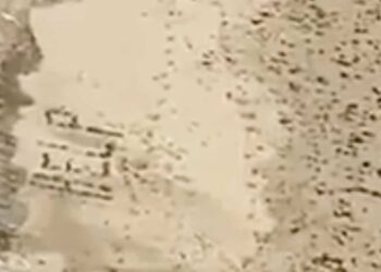 “HELP”: stuck on a beach, he calls for help with rocks