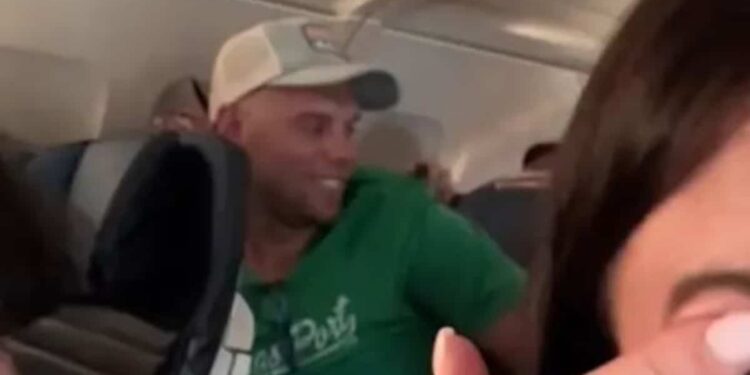 He cheats on his wife on a plane; his adultery revealed in TikTok