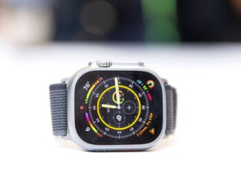 He steals an Apple Watch in front of the speechless delivery man