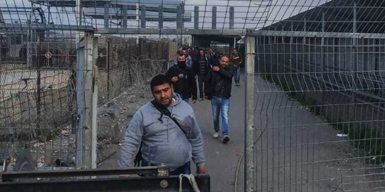 Israel freezes the permits of 80,000 Palestinian workers  Economy