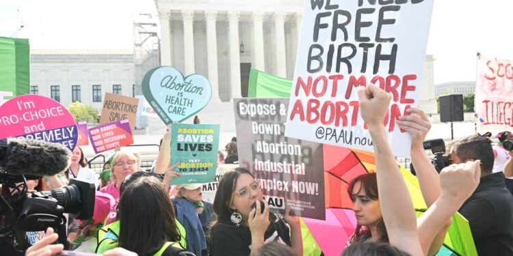 US Supreme Court overturns ruling restricting access to mifepristone abortion