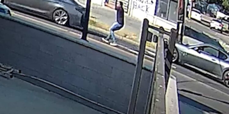 (VIDEO) A man shoots a driver who overtook him on the road