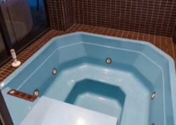 (VIDEO) Couple finds secret room under their spa