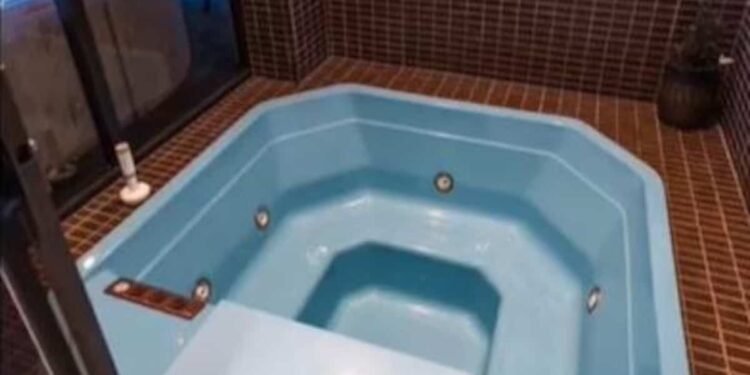 (VIDEO) Couple finds secret room under their spa