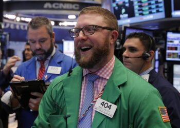 Wall Street climbs, welcoming… the weakness of the job market