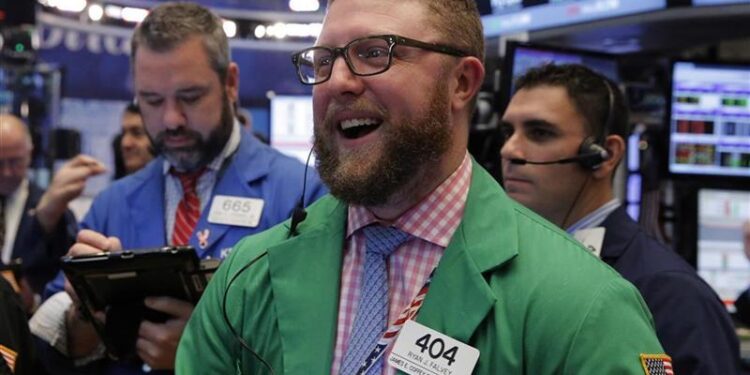 Wall Street climbs, welcoming… the weakness of the job market