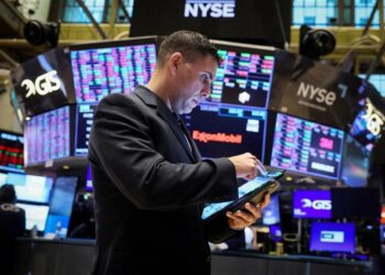 Wall Street consolidates, while waiting for Apple and the Fed