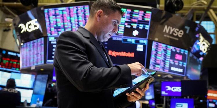 Wall Street consolidates, while waiting for Apple and the Fed
