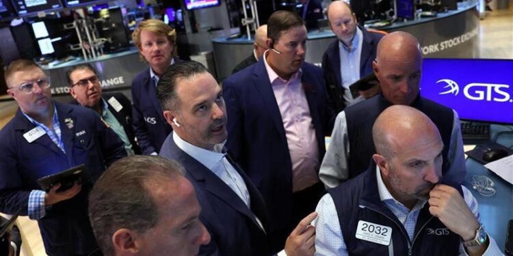 Wall Street hesitates, before the AI ​​announcements from Apple and the Fed