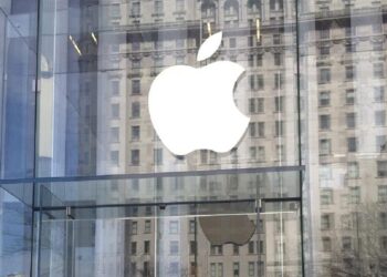 Wall Street in balance.  Apple regains its throne