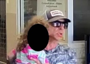Wanted by the FBI: accompanied by a child, he robs a bank