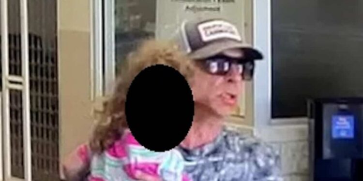 Wanted by the FBI: accompanied by a child, he robs a bank