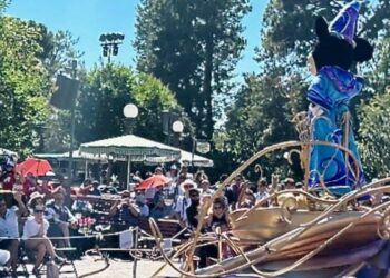 California: Passengers on broken-down ride stuck in mid-air