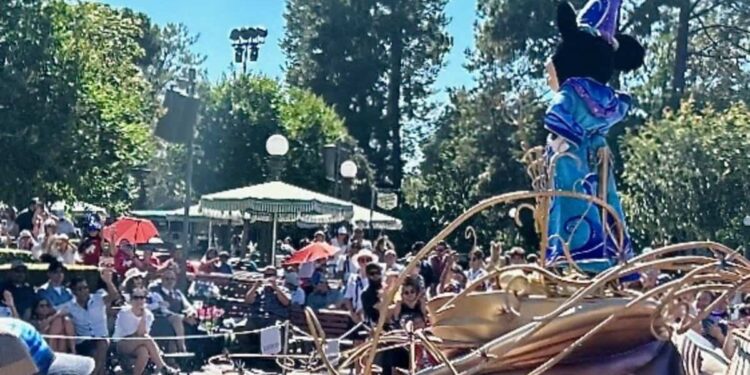 California: Passengers on broken-down ride stuck in mid-air