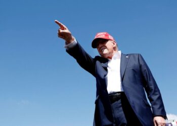 Confidential documents: Trump lawyers seek stay of case