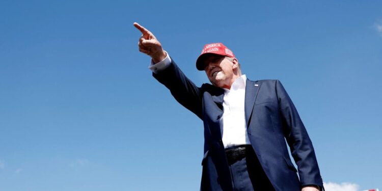 Confidential documents: Trump lawyers seek stay of case