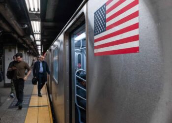 Couple hosts wedding reception on New York subway