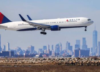 Emergency flight diversion: 70 passengers sick after eating moldy plane food