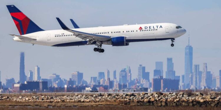 Emergency flight diversion: 70 passengers sick after eating moldy plane food