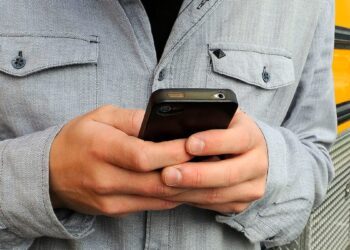 Smartphone: Nurse worries about young people