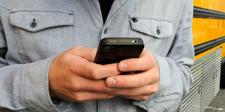 Smartphone: Nurse worries about young people