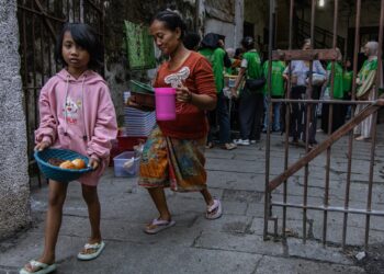 The number of Indonesians below the poverty line has fallen to about 25 million people  Economy