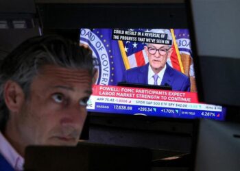 Wall Street loses ground before Powell