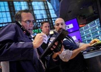 Wall Street supported by banks, Dow Jones at the top
