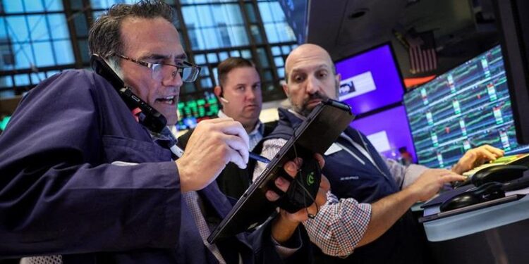 Wall Street supported by banks, Dow Jones at the top