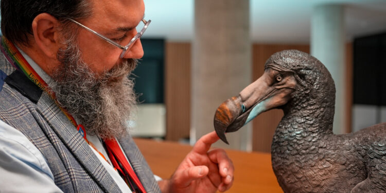 Analysis of 400 years of scientific literature corrects dodo extinction record