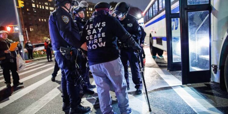 Brooklyn: Teenager stabbed in front of subway