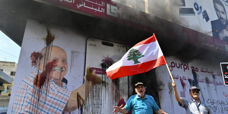 Depositors set fire to banks in Lebanon demanding their rights | Economy