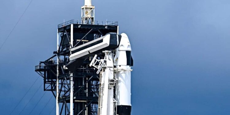 First private spacewalk: SpaceX postpones mission due to helium leak