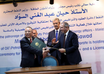 Iraqi Oil Ministry announces signing of development contracts for 13 exploration blocks and oil fields | Economy