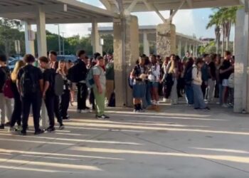 Metal detectors: one-hour wait in front of school during the start of the school year in Florida