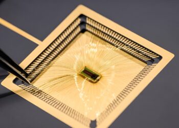 Miniaturized brain-machine interface processes neural signals in real time