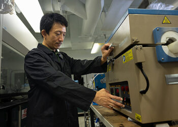 New device captures CO₂ and converts it into useful products