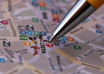 New statistical mechanics formula suggests that urban street networks and building density influence flood severity