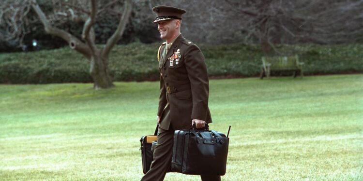 The short story of the “nuclear football”, the suitcase that never leaves the President of the United States
