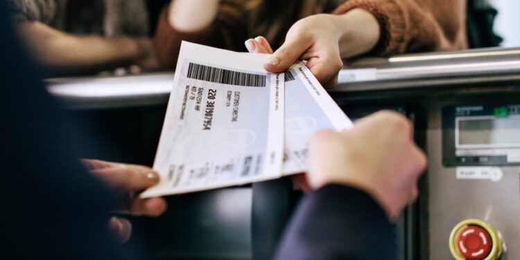To book the right ticket for the summer vacation season.. How do airlines calculate their prices? | Economy