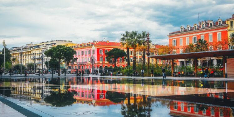 Travel to France or wander between architecture, history and lavender | Economy