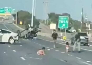 Two toddlers walk on highway after accident