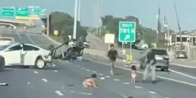 Two toddlers walk on highway after accident
