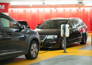 Analysis reveals flaw in U.S. plan to cut vehicle emissions — and a possible fix