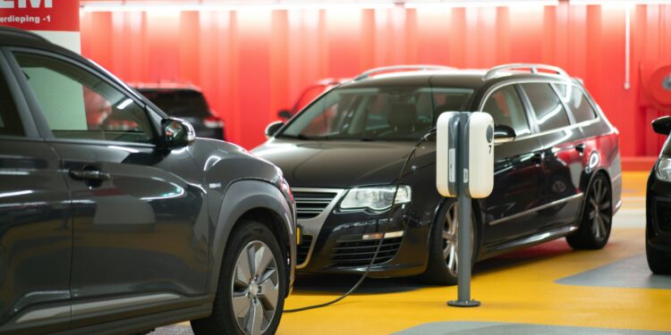 Analysis reveals flaw in U.S. plan to cut vehicle emissions — and a possible fix