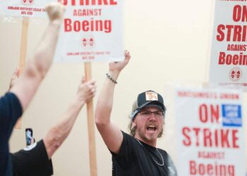Boeing workers vote overwhelmingly to strike, management wants to negotiate