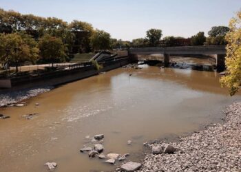 “Brownish” water: an American city weighed down by a crisis for 10 years