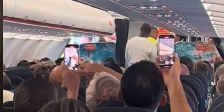 Drunk passenger forces plane to make emergency landing 1 hour 45 minutes after takeoff