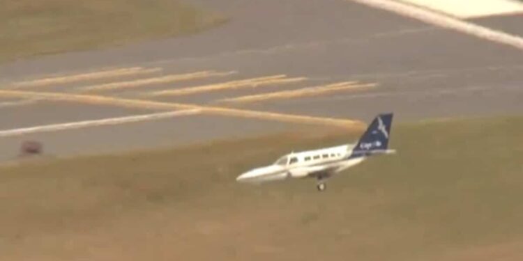 Forced landing: plane lands with only one wheel deployed