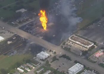 IN PICTURES | Huge jet of flame: a pipeline catches fire in the middle of a residential area in Texas